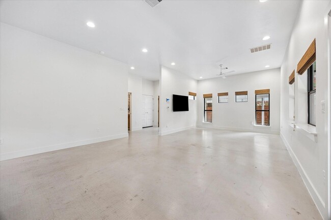 Building Photo - 4506 Russell Dr