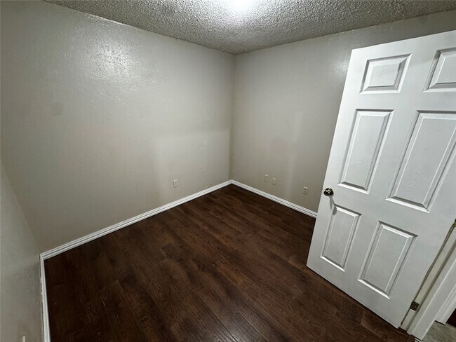 Building Photo - 200 Cedar Ln