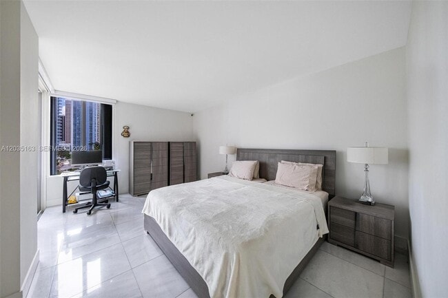 Building Photo - 520 Brickell Key Dr