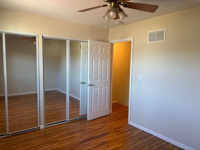 Building Photo - 2 Bedroom, 1.5 Bath Townhouse in Clinton, IA