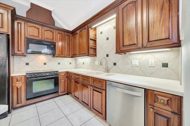 Building Photo - 2421 Baycrest Dr