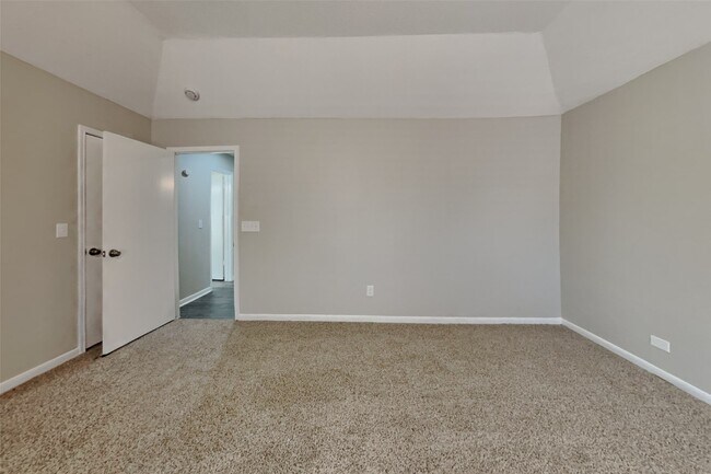 Building Photo - 3911 Spring River Dr