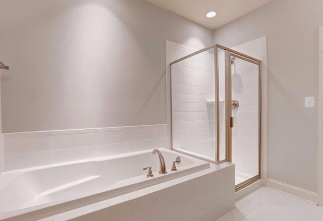 Building Photo - PERFECT IN POOLESVILLE Semi- Custom 5 bed + 4.5 Bath