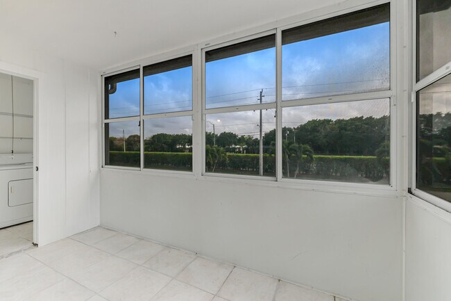 Building Photo - 560 Capri Ln