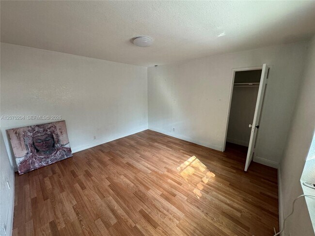 Building Photo - 1018 N 17th Ct