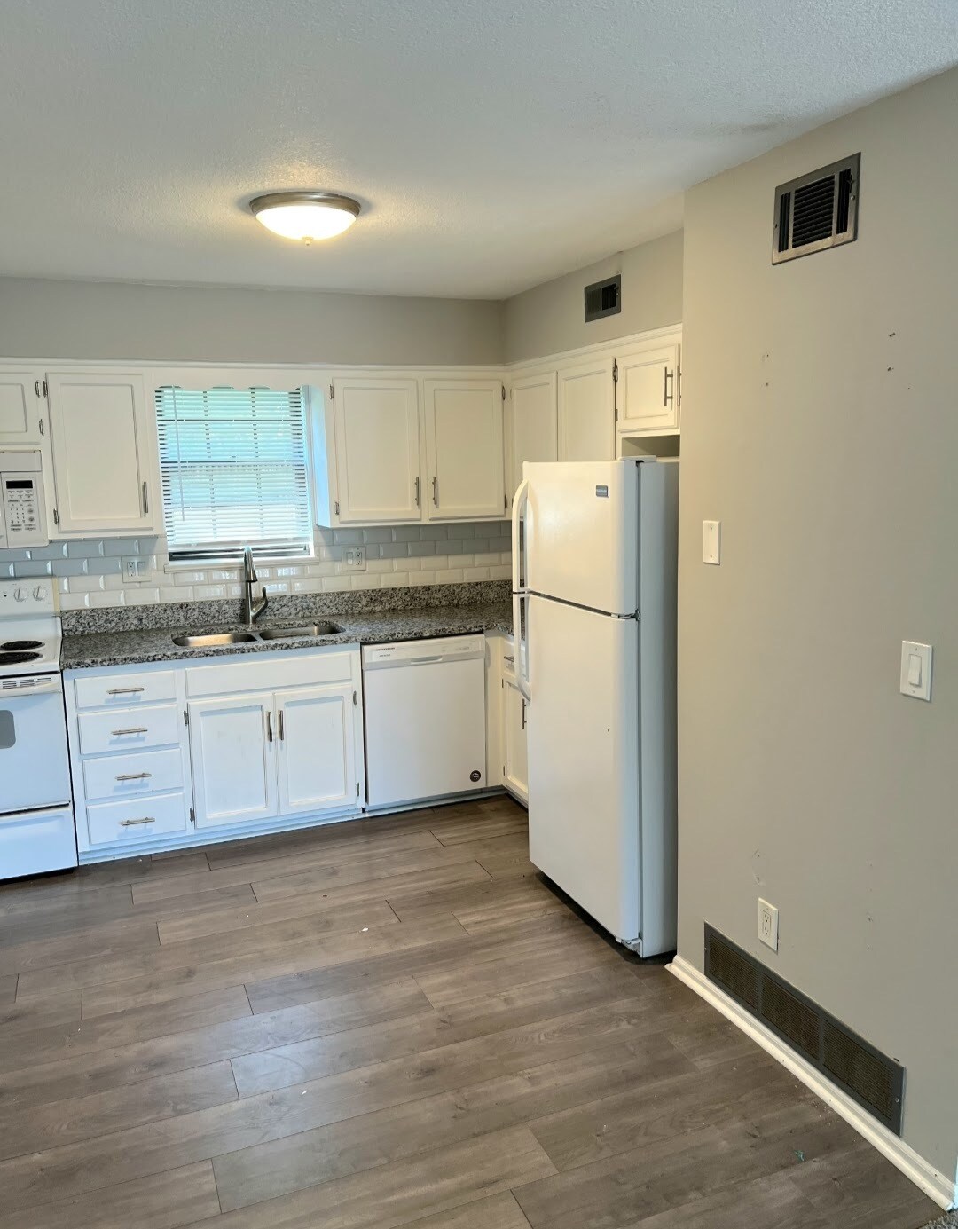 Building Photo - 800 NE Ball Dr