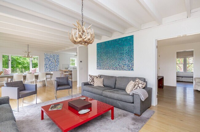 Building Photo - 869 Head of Pond Rd