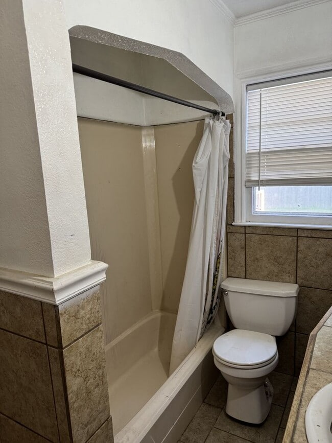 Building Photo - 3 Bedroom 1 Bath Singe Family Home