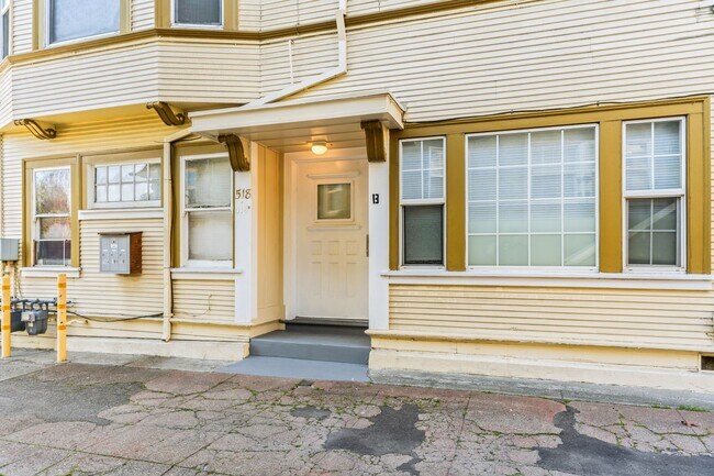 Building Photo - Bright Mosswood Studio Near BART and Kaiser