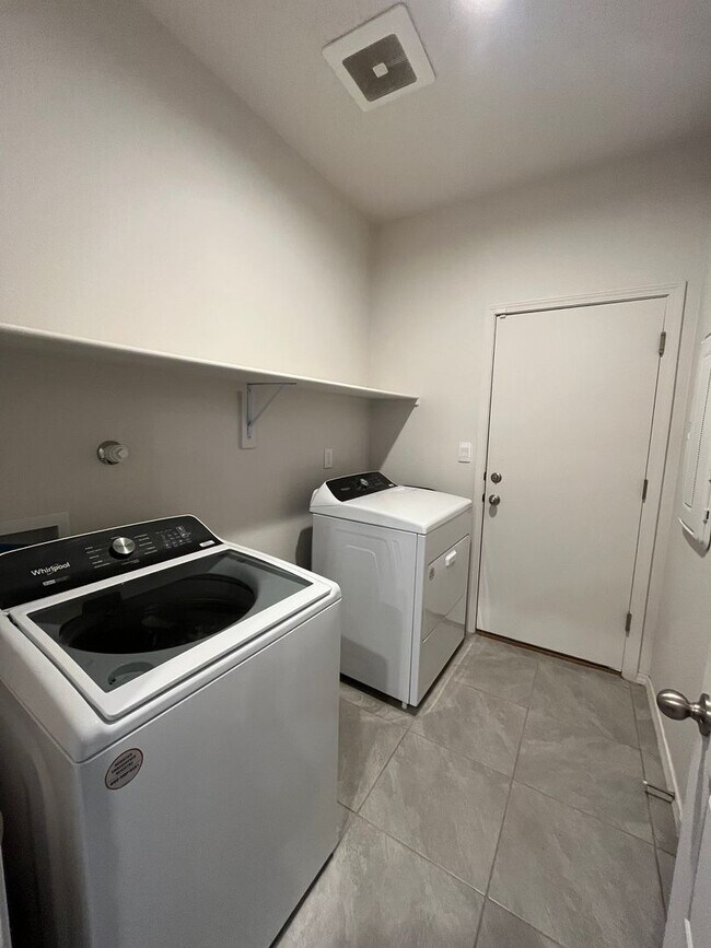 Building Photo - Modern 3 Bedroom 2 Bathroom Home In Los Lu...
