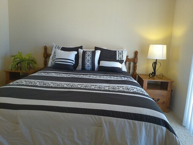 Building Photo - Winter Rental Available October-April 2027