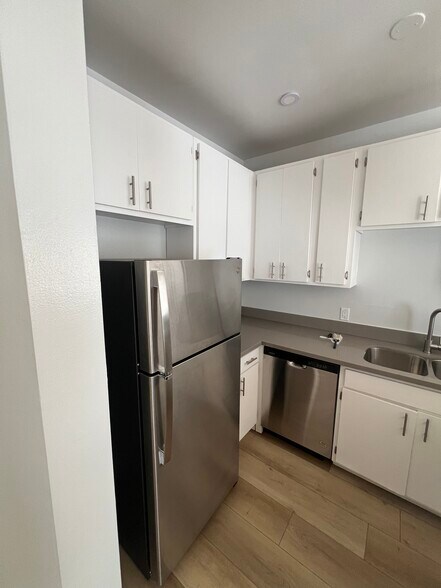 Building Photo - 2107 N Beachwood Dr