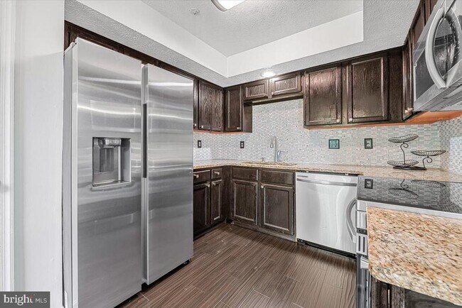 Building Photo - 11304 Southlakes Dr