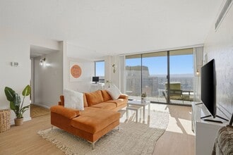 Building Photo - 35th Floor Downtown Denver Condo | 1 Bed | Private Balcony | Mountain Views