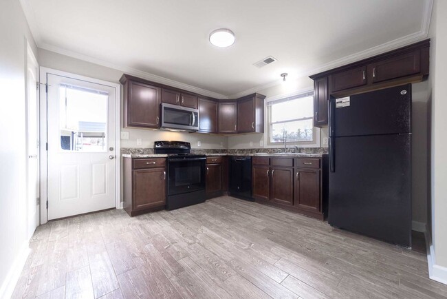 Building Photo - Look and Lease Special! $200 off rent!!!