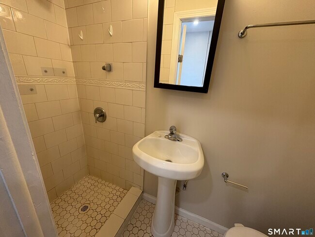 Building Photo - 568 Newfield Ave