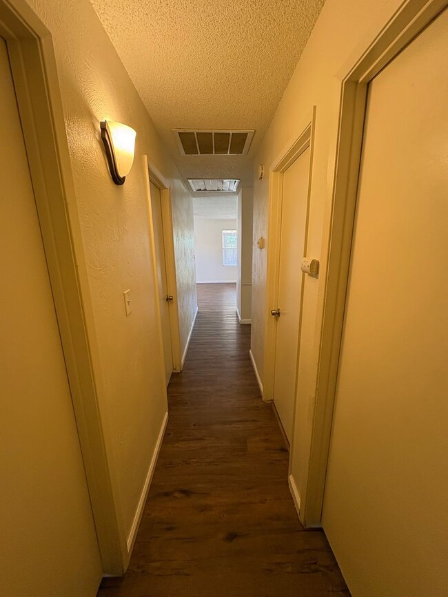 Building Photo - Cozy Home on Spacious Lot with Pool Available Now!