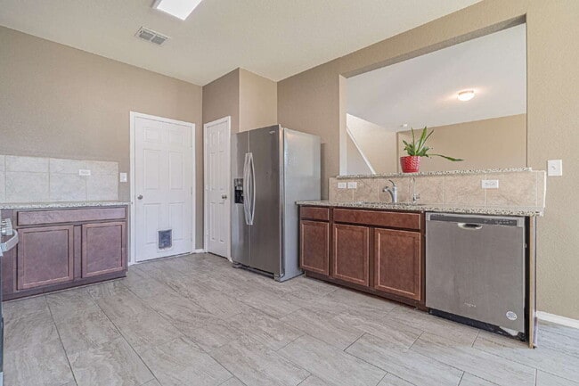 Building Photo - Energy-Efficient Two-Story Home in Northside ISD – Available for Lease!