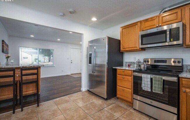 Building Photo - Beautiful 3 bd, 1 bath open kitchen/living...