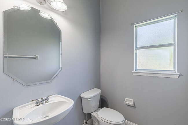 Building Photo - 2465 Pinehurst Ln
