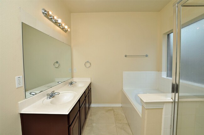 Building Photo - 9210 Hidden Lake E Dr