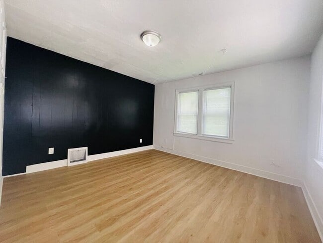 Building Photo - 204 E Gudgell Ave