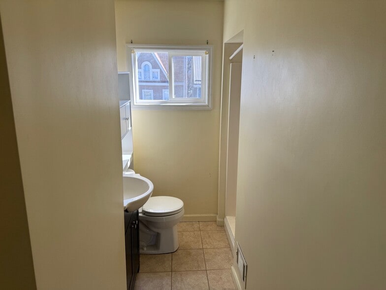 Building Photo - 413 N 6th Ave