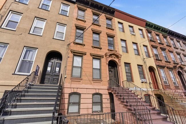 Building Photo - 233 1/2 Summit Ave