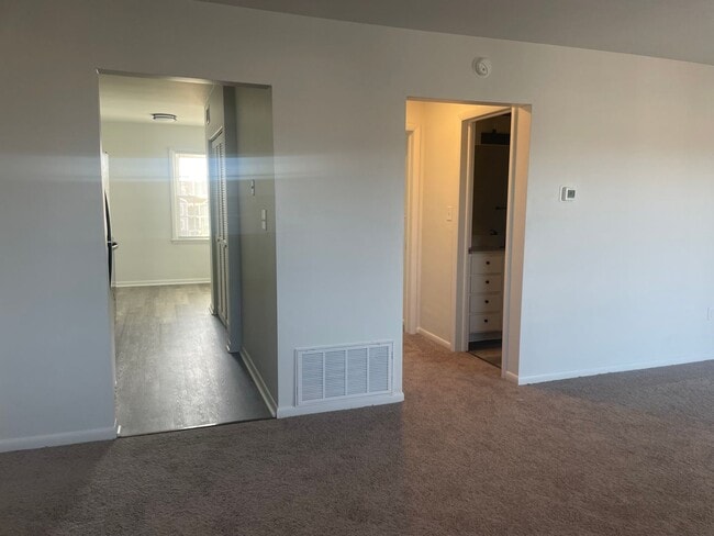 Building Photo - 6491 Carefree Ln