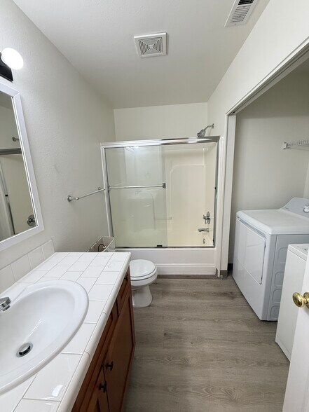 Building Photo - 3277 NE 14th Ave