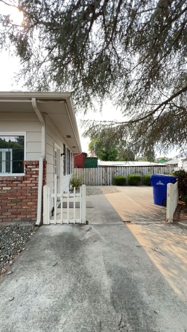 Building Photo - Large 4 Bedroom Orchards Home with private...