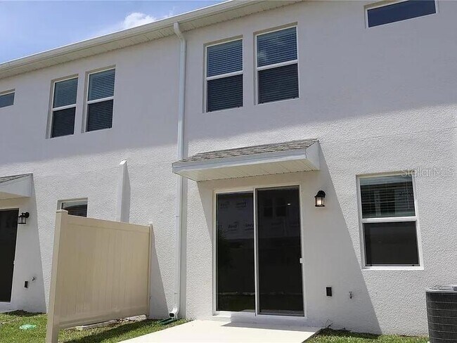 Building Photo - 2452 Skyline Lp