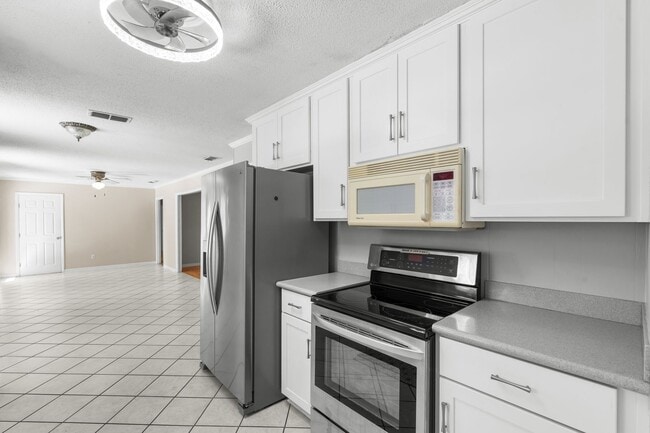 Building Photo - 616 Pinewood Dr