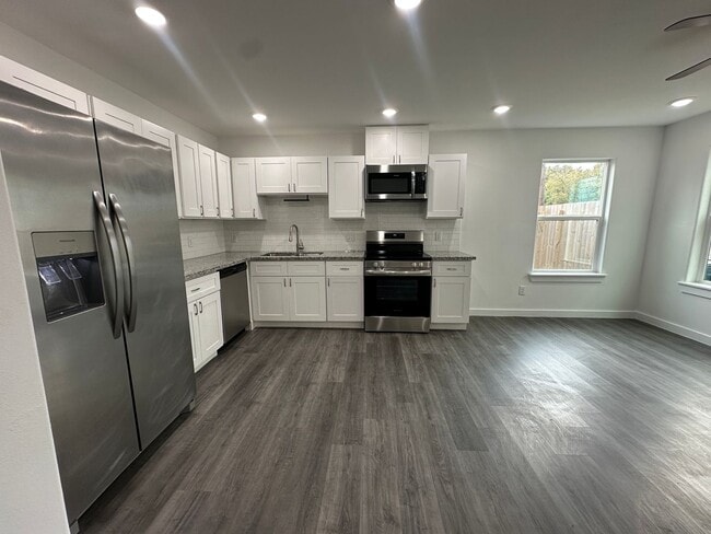 Building Photo - For Lease- Housing Vouchers Accepted | 3 Bed, 2 Bath |1,150 Sq Ft | Parkhurst Place |