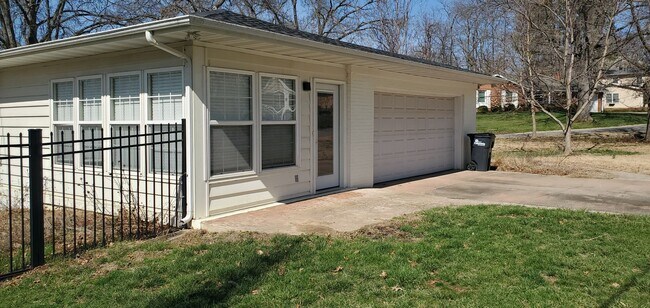 Building Photo - 4 bd, 2 ba, old SW Columbia, corner lot, great shape, fenced, hardwoods, W/D