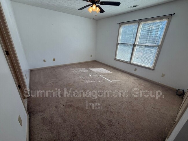 Building Photo - 2405 Twin Creek Ct SW