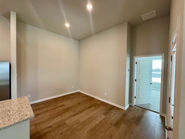 Building Photo - Stunning 4x2.5 Luxury Duplex in Buda, TX!