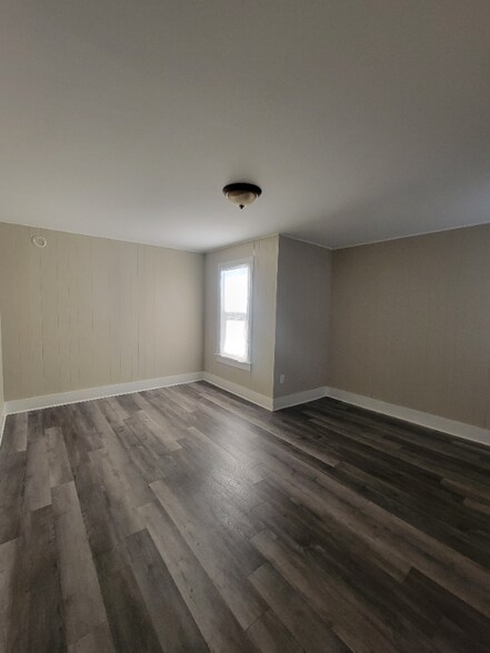 Building Photo - 1049 Dreher Ave