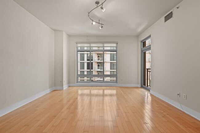 Building Photo - 603 Davis St