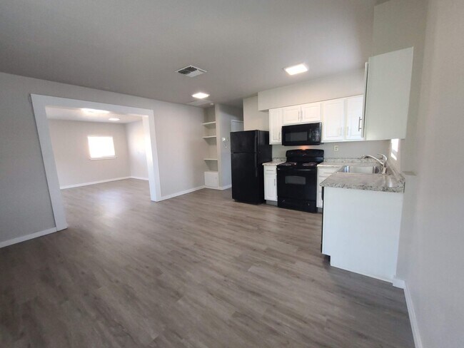 Building Photo - Remodeled 2 bedroom near Midtown