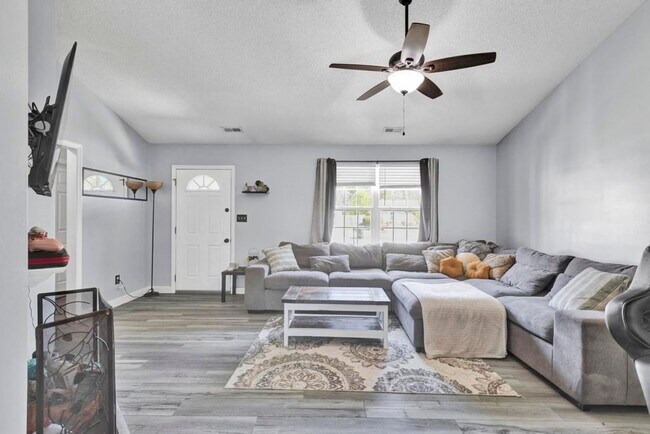 Building Photo - Hubert Home