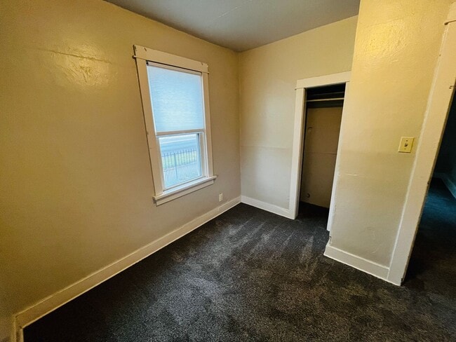 Building Photo - 2-Bed, 1-Bath Home with Detached Garage & Huge Backyard! Pet Friendly (Currently occupied)