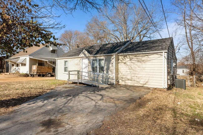 Building Photo - 161 Anistasia Dr