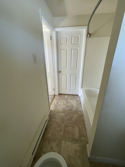 Full bath with tub w access to Bedroom and central room - 225 E 6th Ave