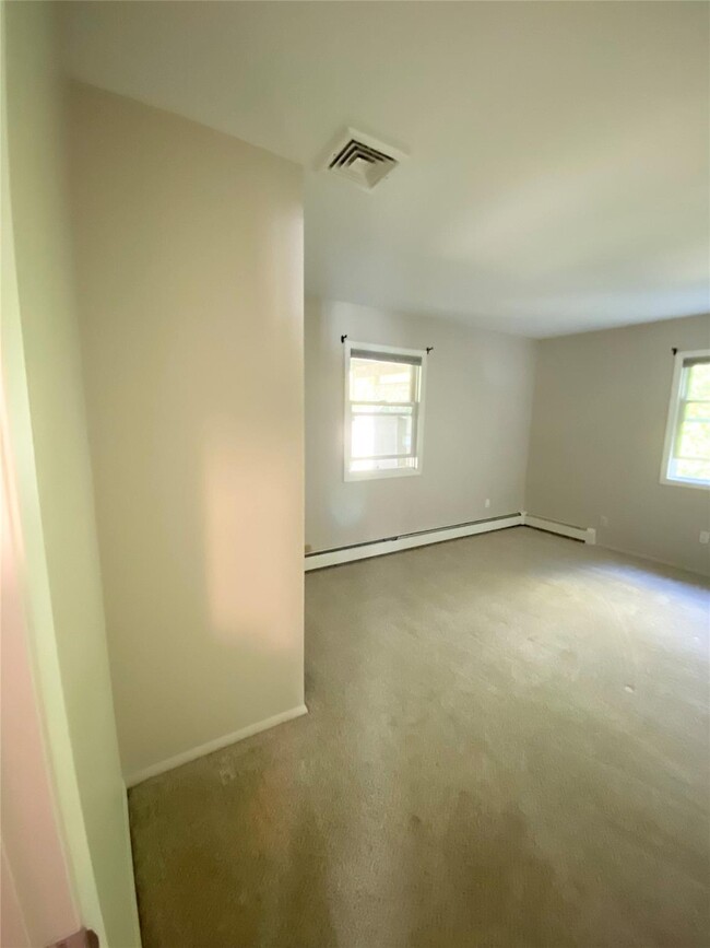 Building Photo - 34 Roe Ave