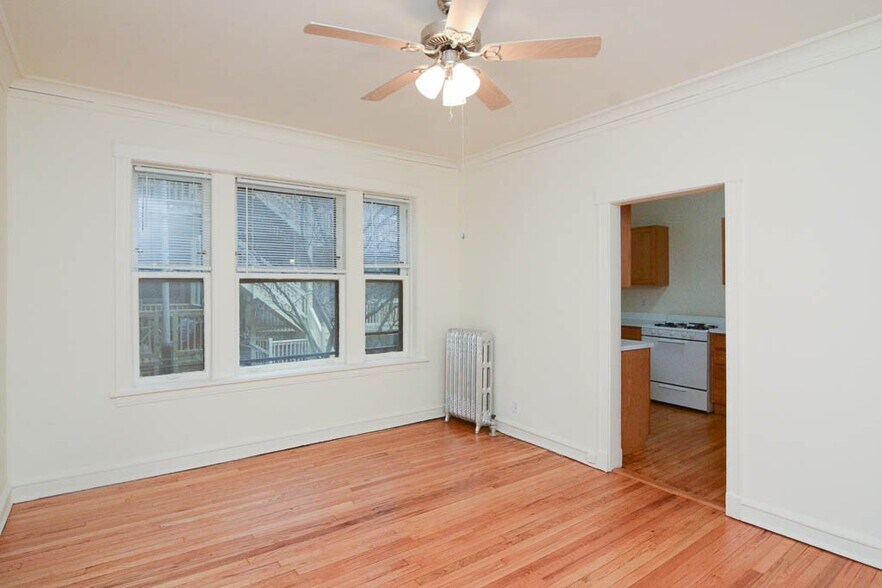 Building Photo - 2443 W Sunnyside Ave