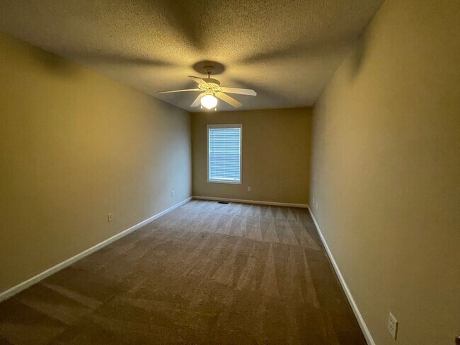Building Photo - 101 S Spring View Dr