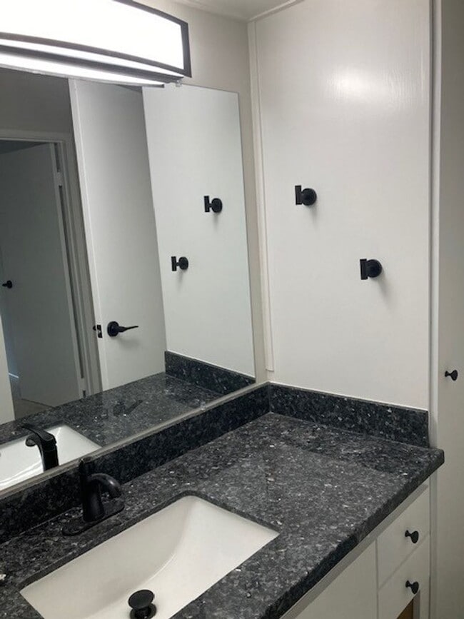 Building Photo - Updated extra large one bedroom at Woodlake
