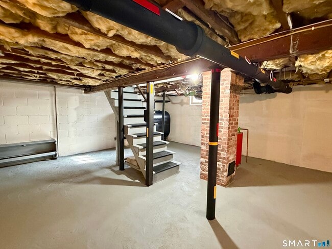 Building Photo - 148 Lois St