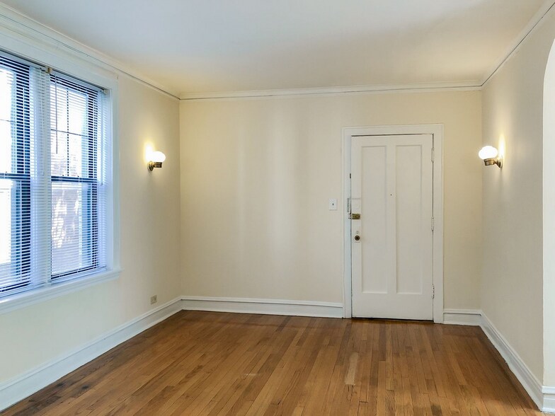 Building Photo - 3618 N Marshfield Ave